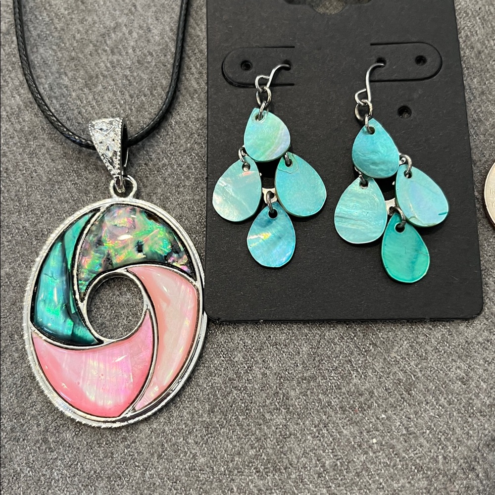 🌻3/$15 Silvertone Inlaid Shell Pendant with Shell Earring Set - Picture 6 of 7